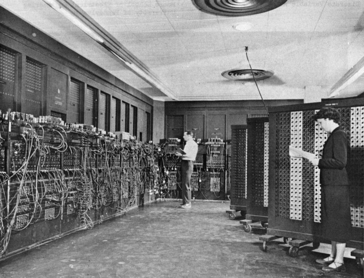 Två operatörer programmerar datorn ENIAC i en maskinsal