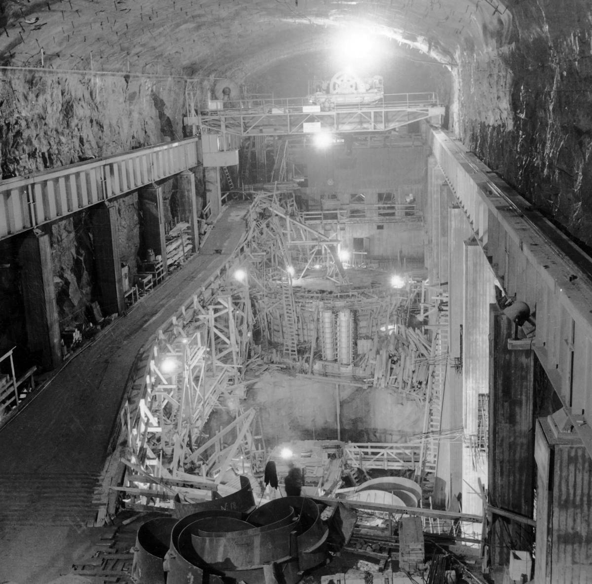 Maskinsalen i Harsprångets kraftstation under byggnad, 1950